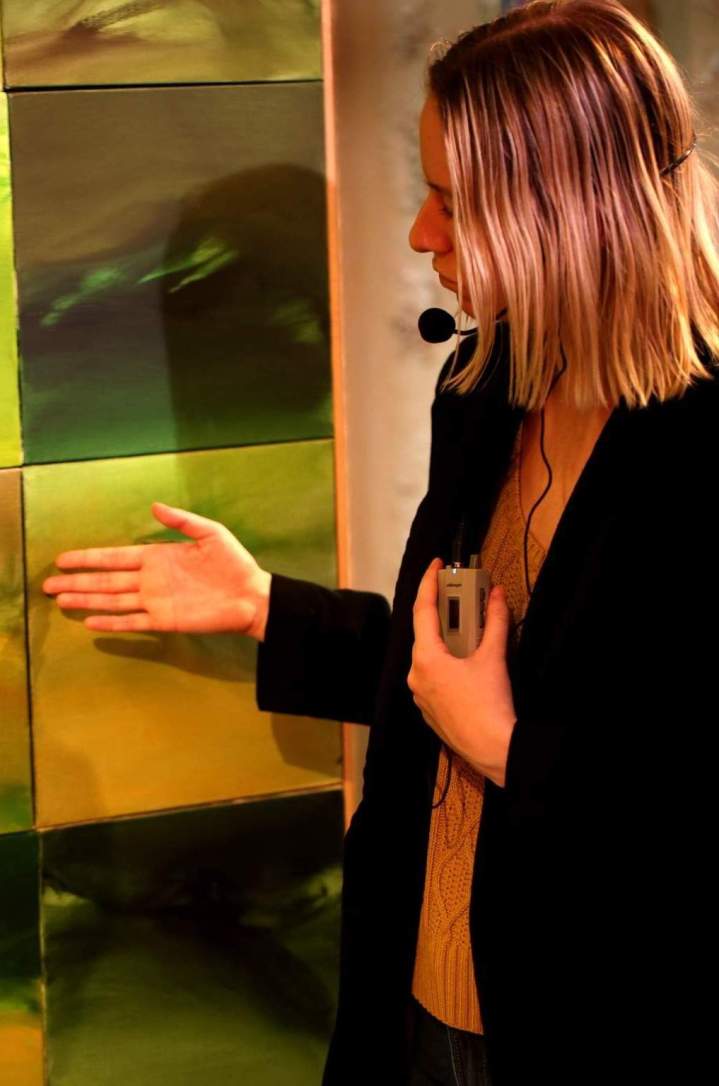 L’interprète traduit en instantané le discours de l’interlocuteur.